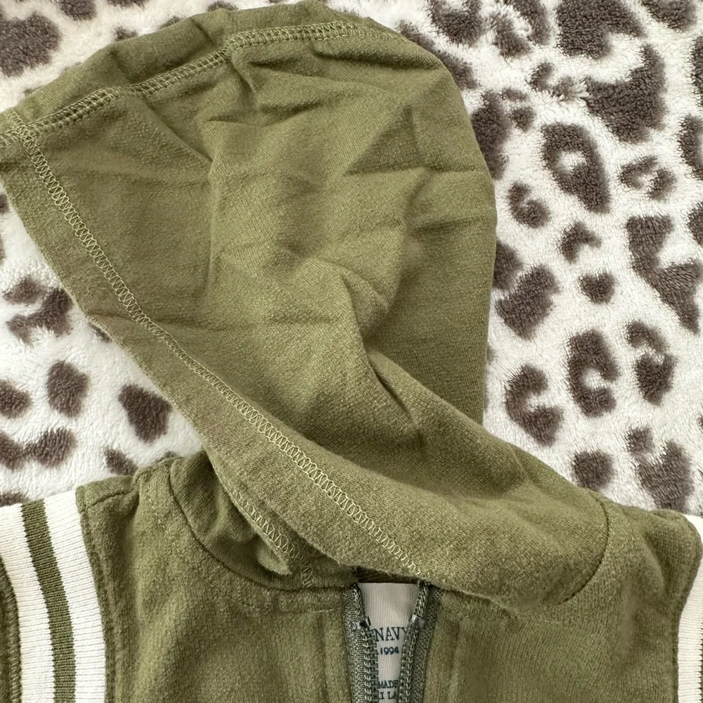 2007 NWOT Old Navy Short Sleeve Hooded Full Zip Top in Green Size 12-18 Months